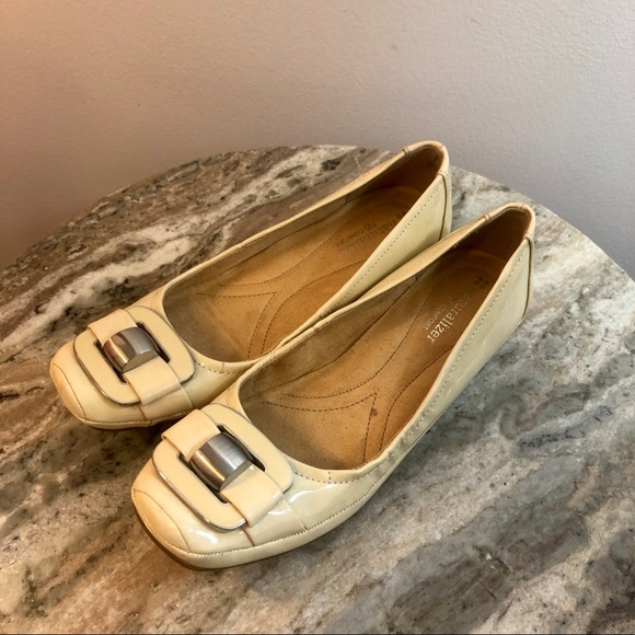 naturalizer beige shoes